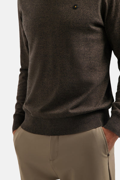 Taupe coltrui van NO EXCESS, gedragen met een beige broek, effen en casual kledingstuk.