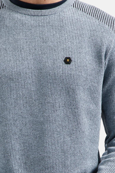 Ronde hals trui blauw van NO EXCESS met geribbelde textuur en een logo-badge op de borst.