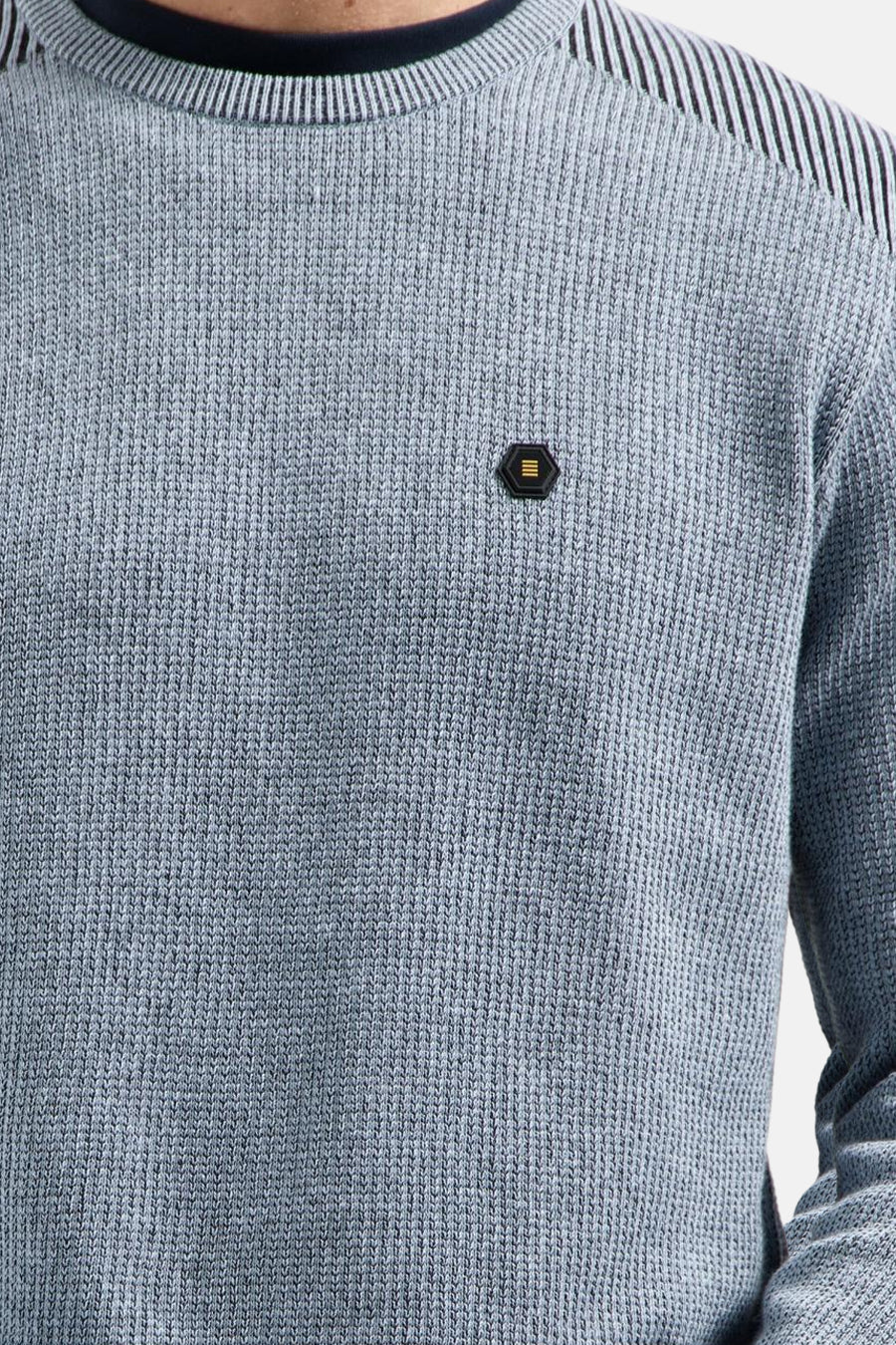 Ronde hals trui blauw van NO EXCESS met geribbelde textuur en een logo-badge op de borst.