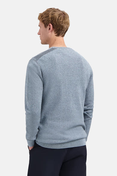 Ronde hals trui blauw van NO EXCESS, gestreepte details op de schouders, van achteren gezien.