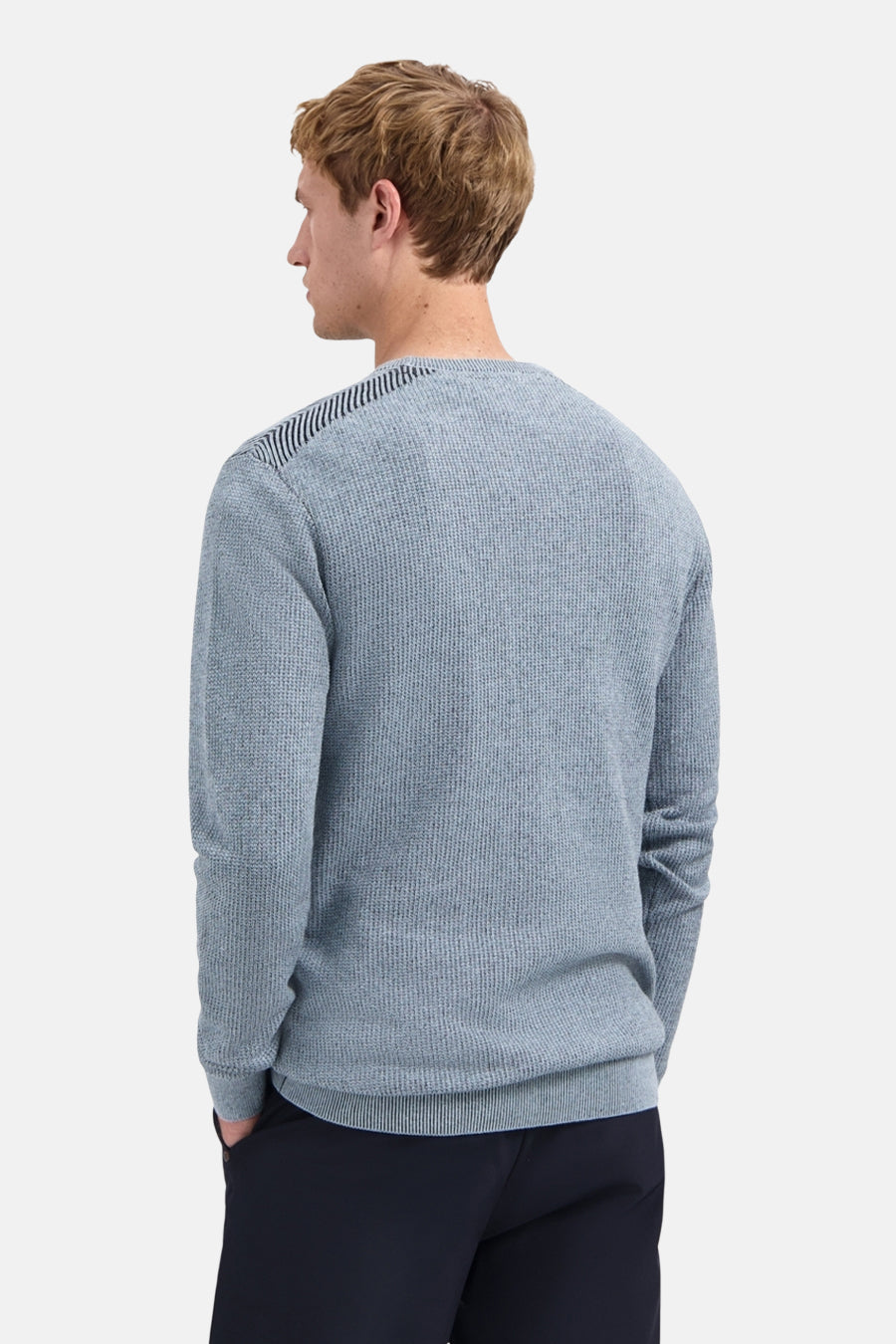 Ronde hals trui blauw van NO EXCESS, gestreepte details op de schouders, van achteren gezien.