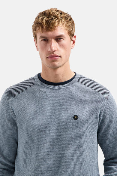 Ronde hals trui blauw van NO EXCESS, met textuurpatroon en gestreept detail op de schouders.