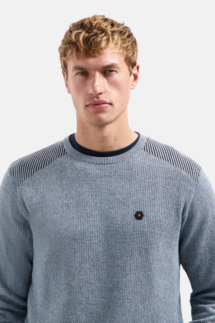 Ronde hals trui blauw van NO EXCESS, met textuurpatroon en gestreept detail op de schouders.
