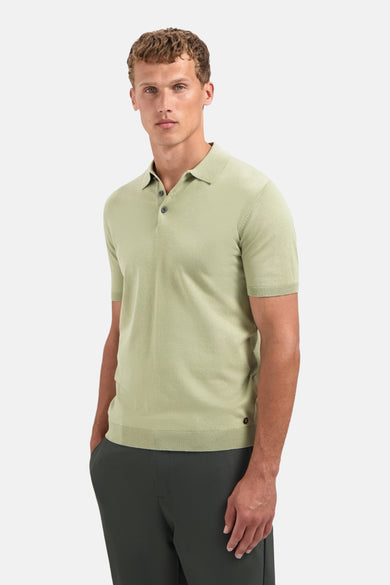 Pull vert à manches courtes de NO EXCESS, porté avec un pantalon sombre.