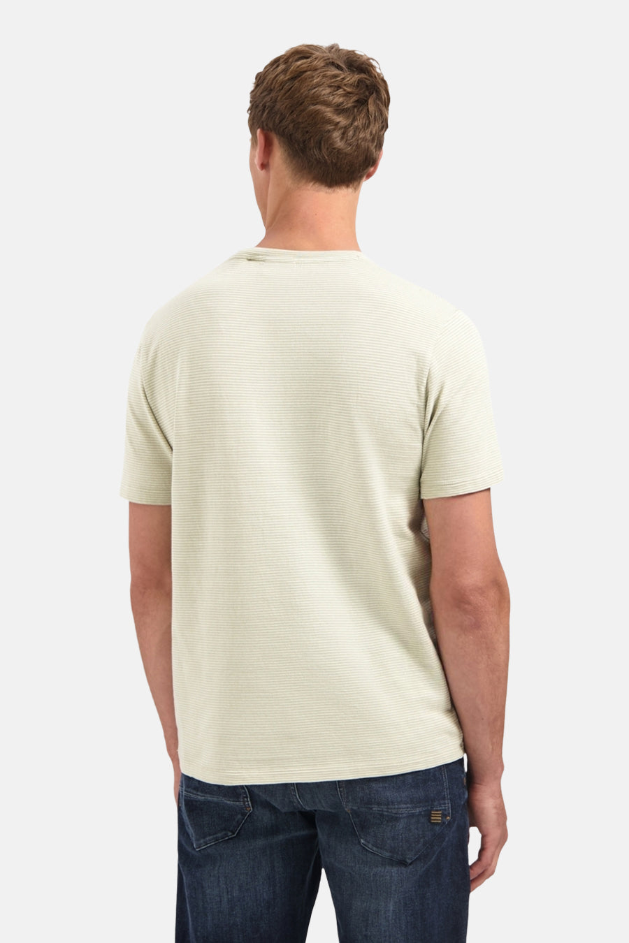 T-shirt beige à manches courtes de NO EXCESS, à fines rayures horizontales, porté avec un jean bleu foncé.
