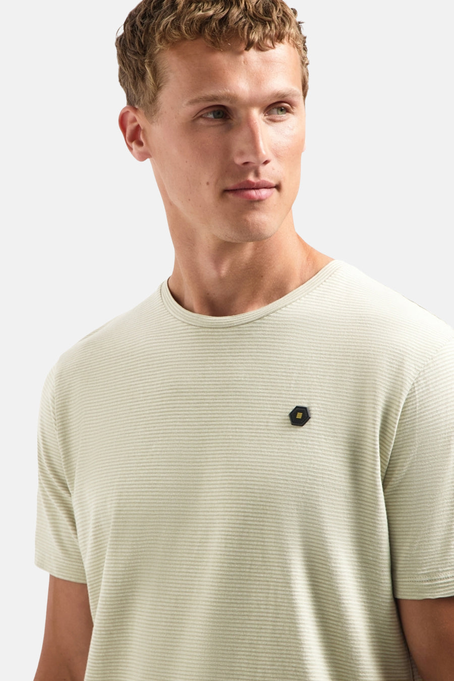 T-shirt beige à rayures de NO EXCESS, avec un petit logo noir sur la poitrine.