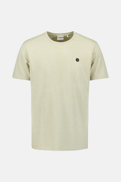 T-shirt beige à rayures fines de NO EXCESS, avec un écusson hexagonal sur la poitrine.
