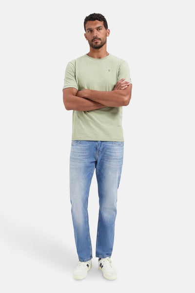 T-shirt à manches courtes vert de NO EXCESS, porté avec un jean bleu et des baskets blanches.