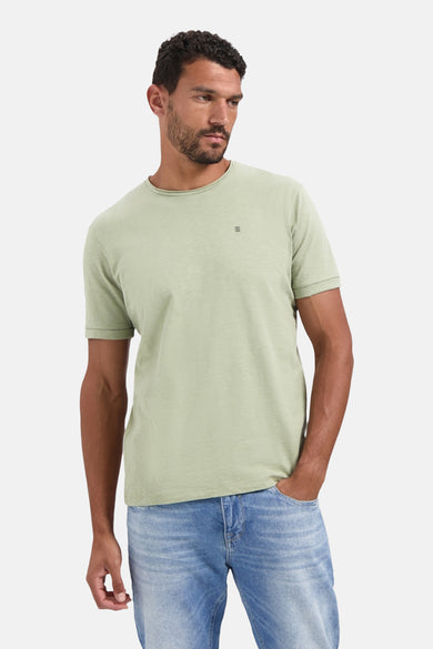 T-shirt vert à manches courtes de NO EXCESS, porté avec un jean délavé.