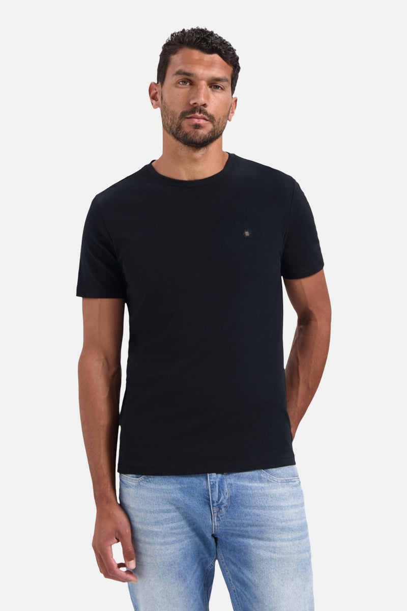 Zwart T-shirt met korte mouwen van NO EXCESS, gedragen met een verbleekte spijkerbroek.