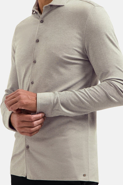 Chemise beige à manches longues par NO EXCESS, avec fermeture boutonnée et poignets ajustables.