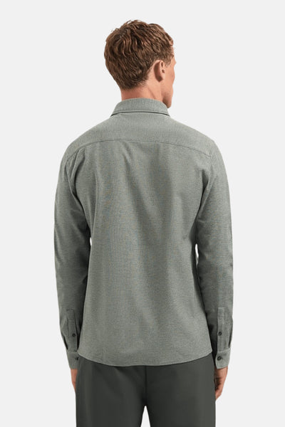Chemise kaki à manches longues de NO EXCESS, vue de dos, avec boutons aux poignets et empiècement aux épaules.
