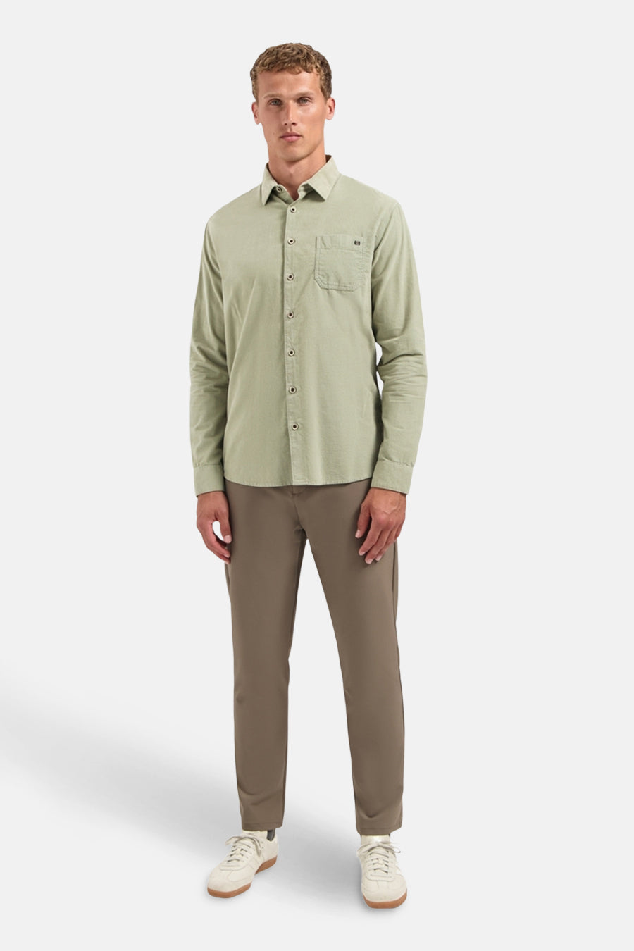 Groen overhemd met lange mouwen van NO EXCESS, met een borstzak en gedragen met een bruine broek en witte sneakers.