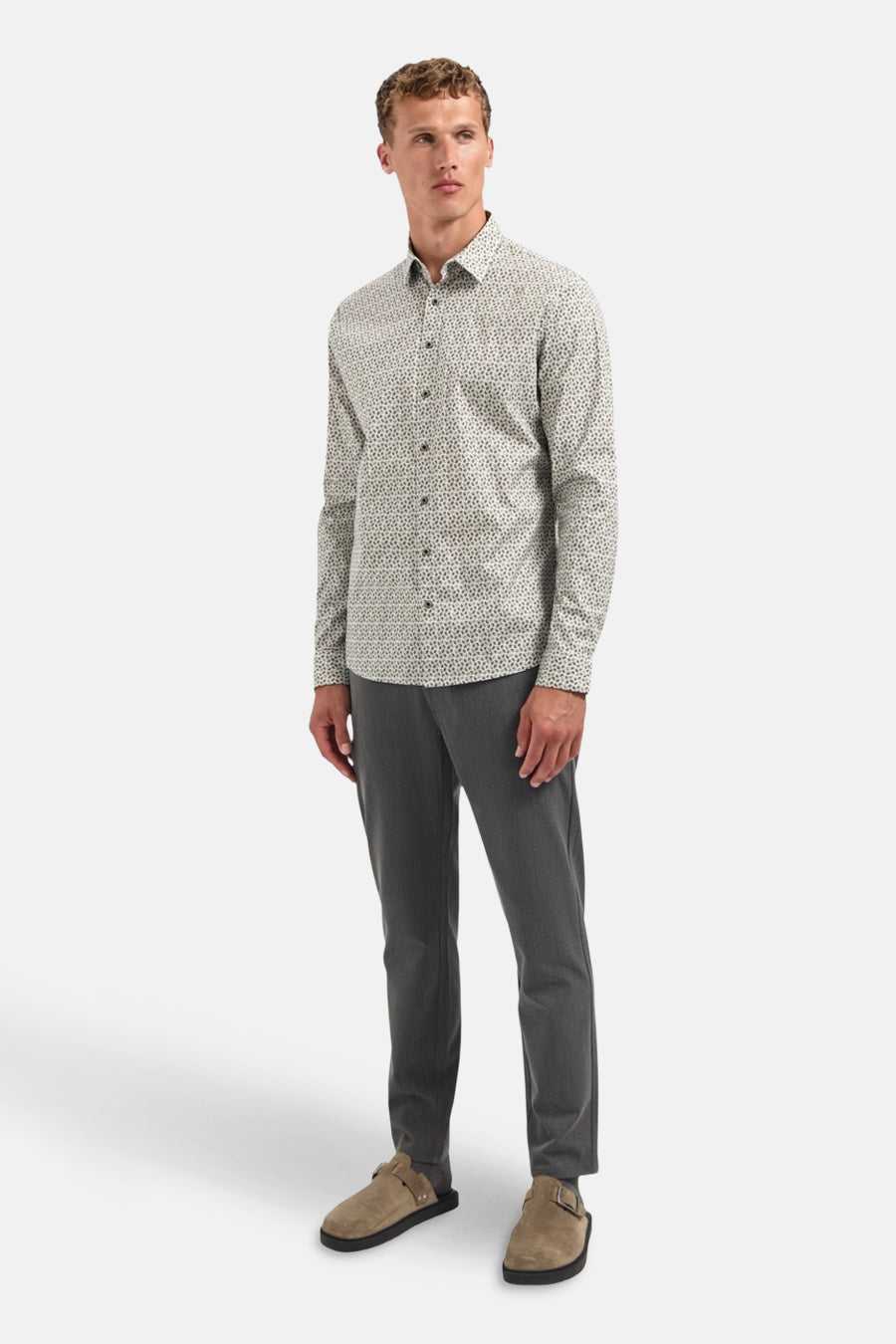 Multikleuren overhemd met lange mouwen van NO EXCESS, met geometrisch patroon, gedragen met een grijze broek en suède muiltjes.