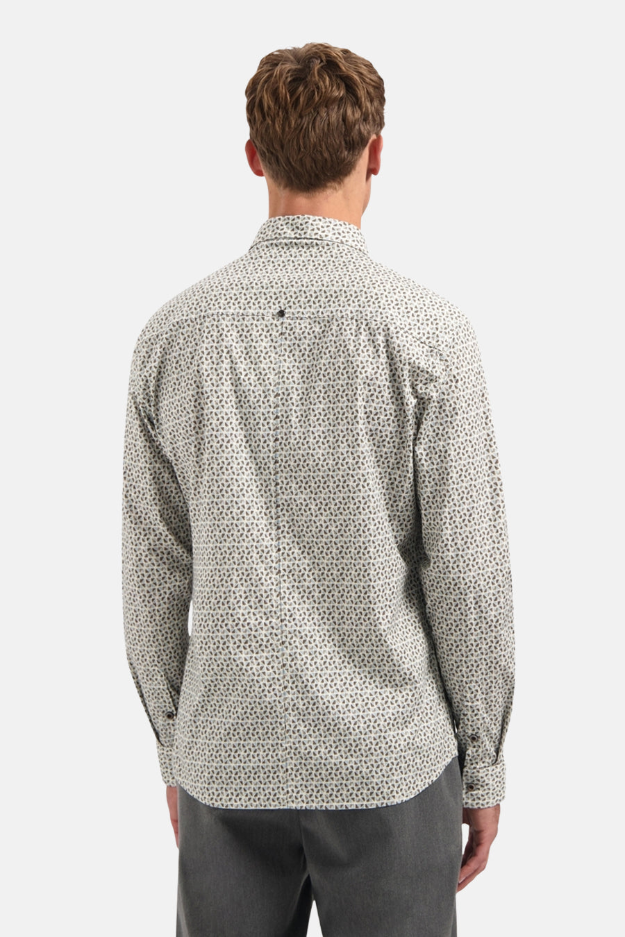 Multikleurig overhemd met lange mouwen van NO EXCESS met een geometrisch patroon op een witte achtergrond, achterzijde.