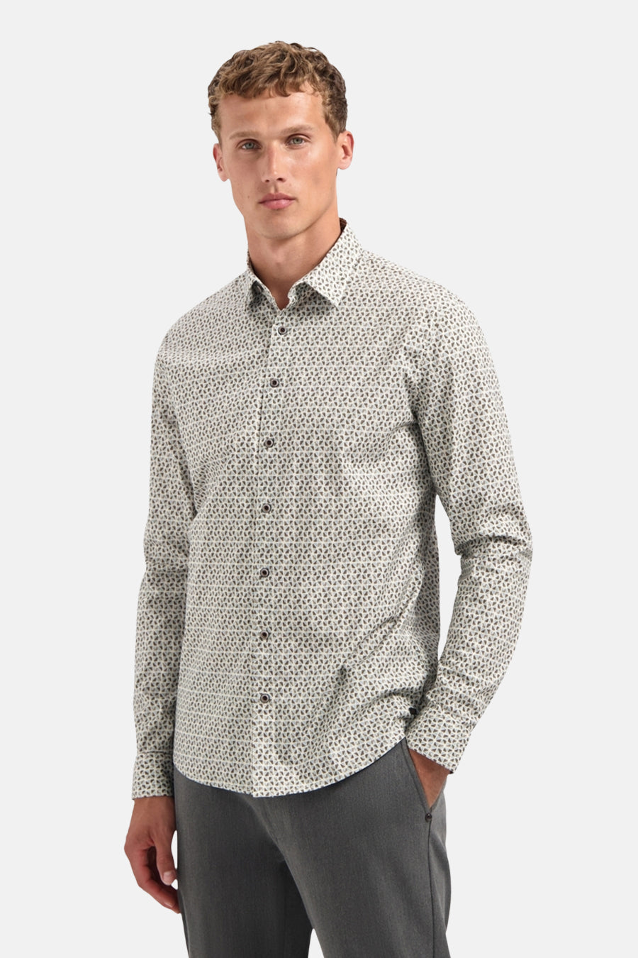 Multikleuren overhemd met lange mouwen van NO EXCESS, versierd met een discreet patroon, gedragen met een grijze broek.