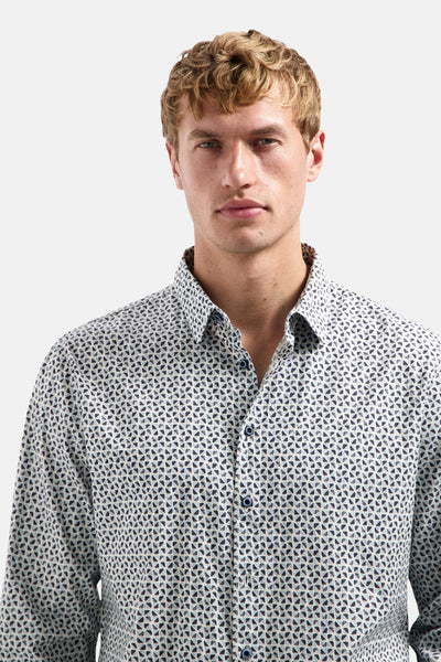 Chemise à manches longues multicolore de NO EXCESS, à motif géométrique triangulaire sur fond clair.