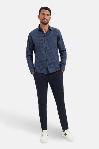 Blauw overhemd met lange mouwen van NO EXCESS, geometrisch patroon, gedragen met een marineblauwe chino en witte sneakers.