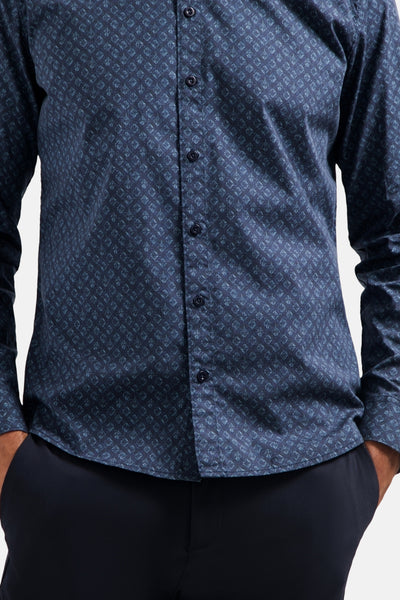 Blauw overhemd met lange mouwen van NO EXCESS, met discreet ruitpatroon, gedragen met een marineblauwe broek.