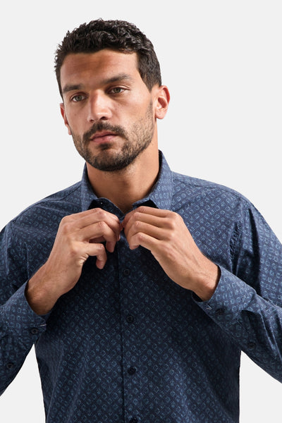 Chemise à manches longues bleue de NO EXCESS, avec un motif losange subtil et une texture délicate.