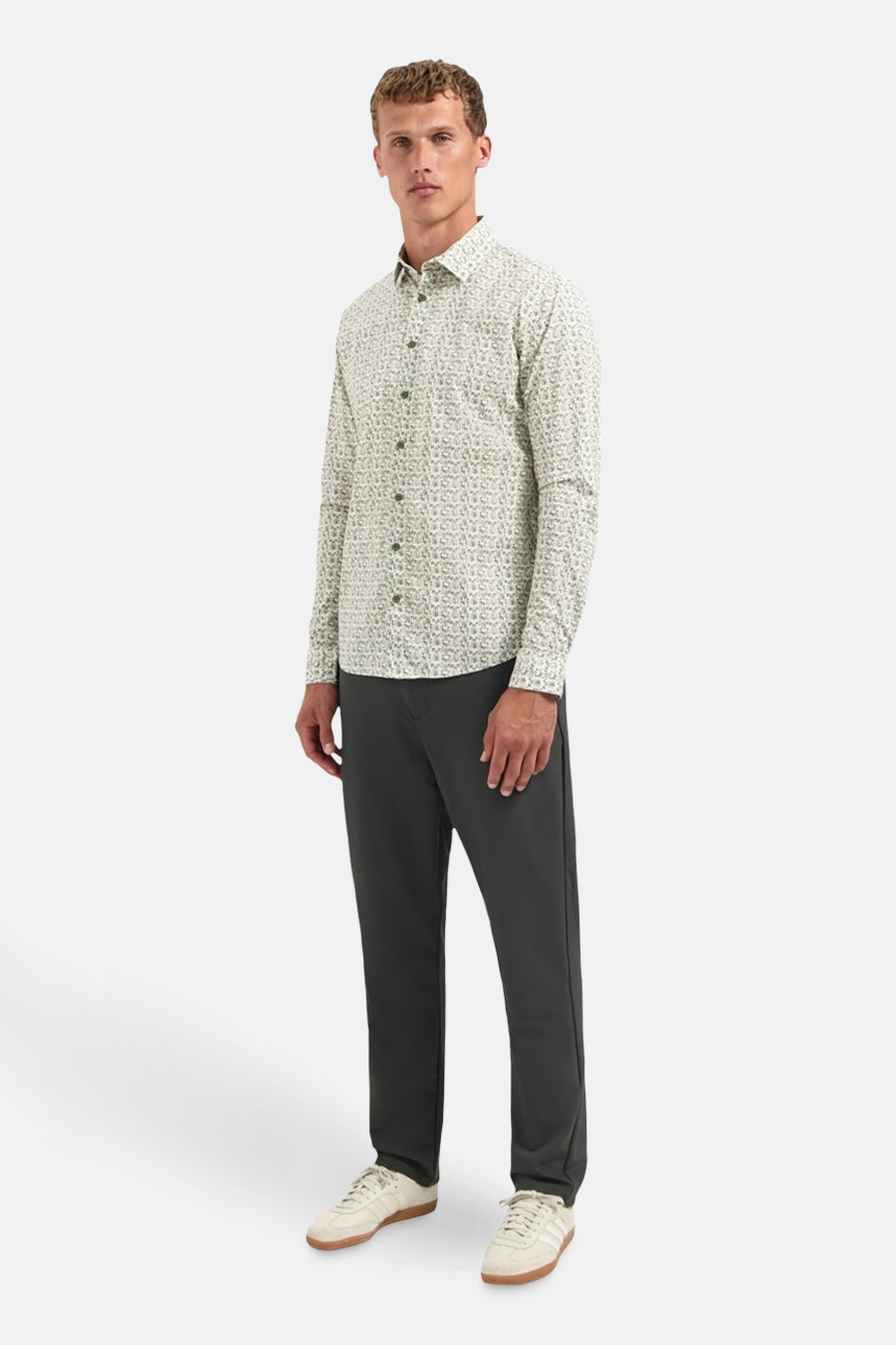Chemise à manches longues kaki de NO EXCESS, à motif sur l'ensemble, portée avec un pantalon foncé.
