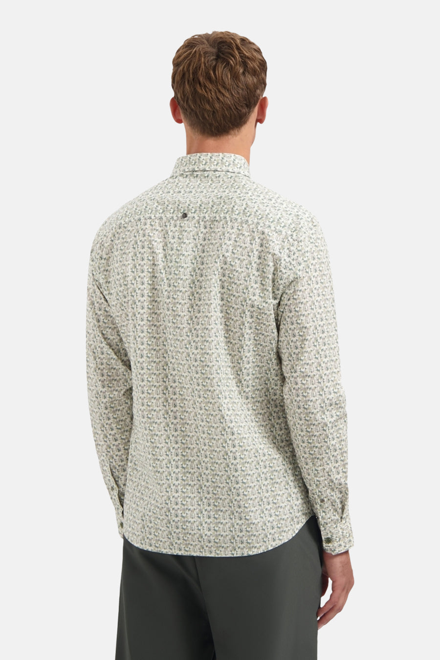 Chemise à manches longues kahki de NO EXCESS, avec motif géométrique, vue de dos.