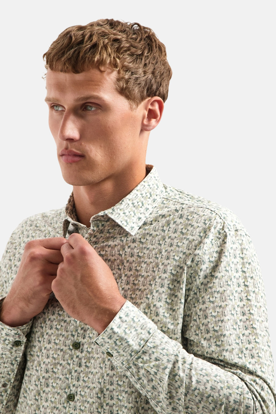 Chemise à manches longues kaki par NO EXCESS avec motif géométrique et col boutonné.