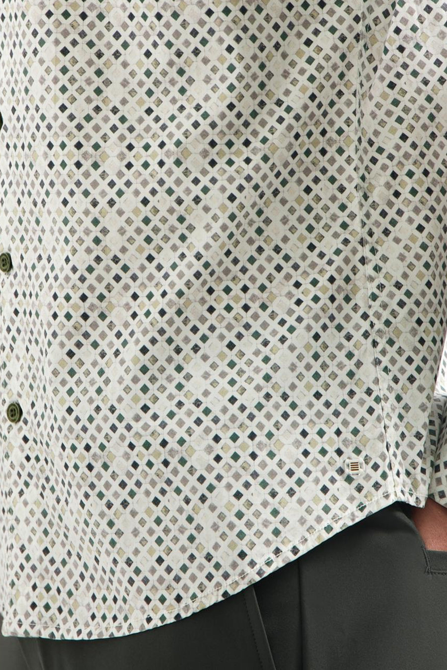 Chemise multicolore à manches longues de NO EXCESS, avec motif losanges et boutons verts.