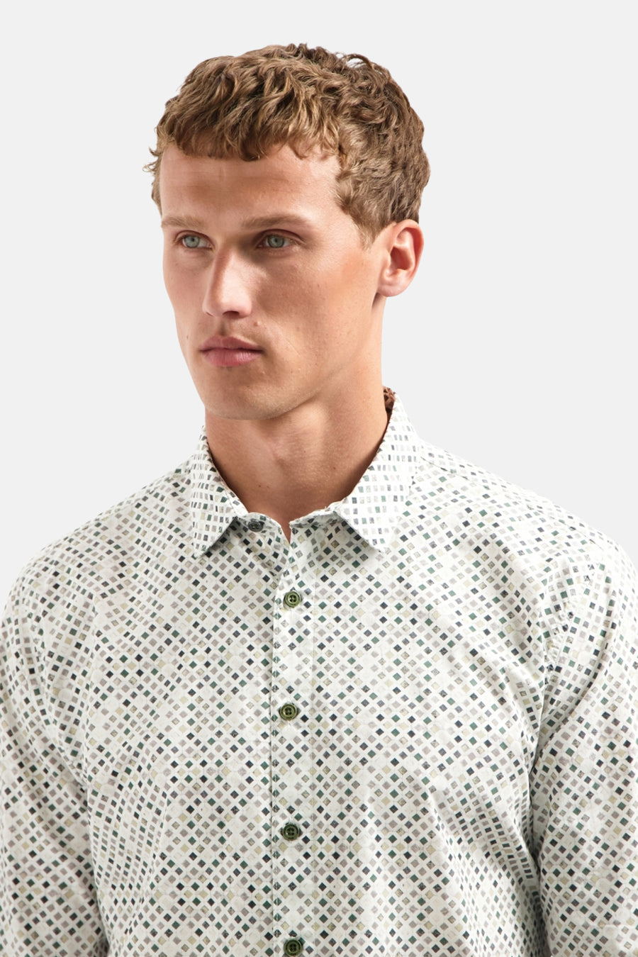 Chemise à manches longues multicolore de NO EXCESS, avec un motif carré discret et des boutons verts.
