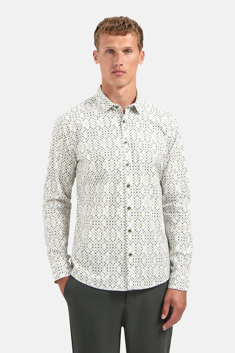 Chemise à manches longues multicolore de NO EXCESS avec motif géométrique losanges et boutons verts.