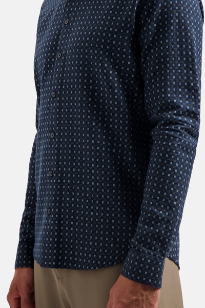 Blauw overhemd met lange mouwen van NO EXCESS, all-over geometrisch patroon, zijaanzicht.