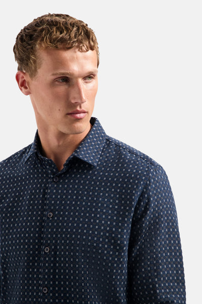 Chemise à manches longues bleue de NO EXCESS, à motif géométrique subtil et coupe moderne.