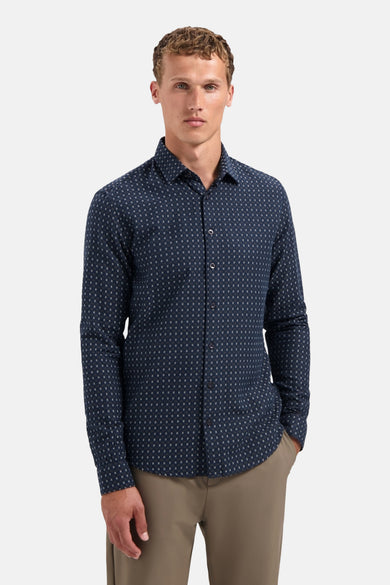Blauw overhemd met lange mouwen van NO EXCESS, met een discreet patroon en gedragen met een olijfgroene broek.