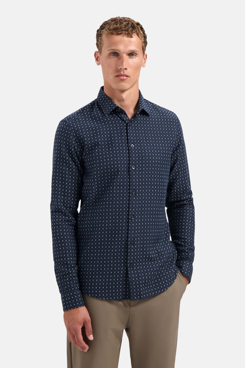 Blauw overhemd met lange mouwen van NO EXCESS, met een discreet patroon en gedragen met een olijfgroene broek.