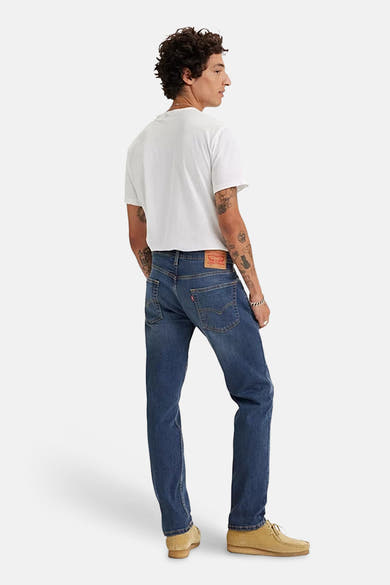 Middelblauwe, taps toelopende jeans van Levi's®, in klassiek denim.