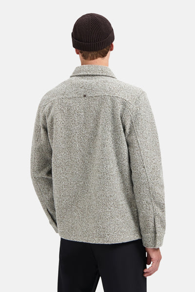 Veste grise texturée de NO EXCESS, vue de dos, avec un bonnet brun et un pantalon noir.