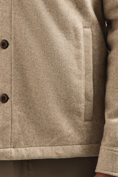 Beige hemd van NO EXCESS, met bruine knopen en opgestikte zak, in getextureerde stof.