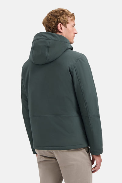 Groene regenjas van NO EXCESS, met capuchon en discrete zakken, gedragen met een beige broek, van achteren gezien.