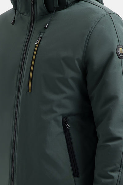Veste de pluie verte de NO EXCESS avec poches zippées et logo discret sur la manche.
