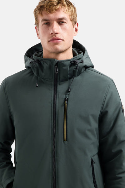 Veste de pluie verte de NO EXCESS avec fermeture éclair noire et capuche.
