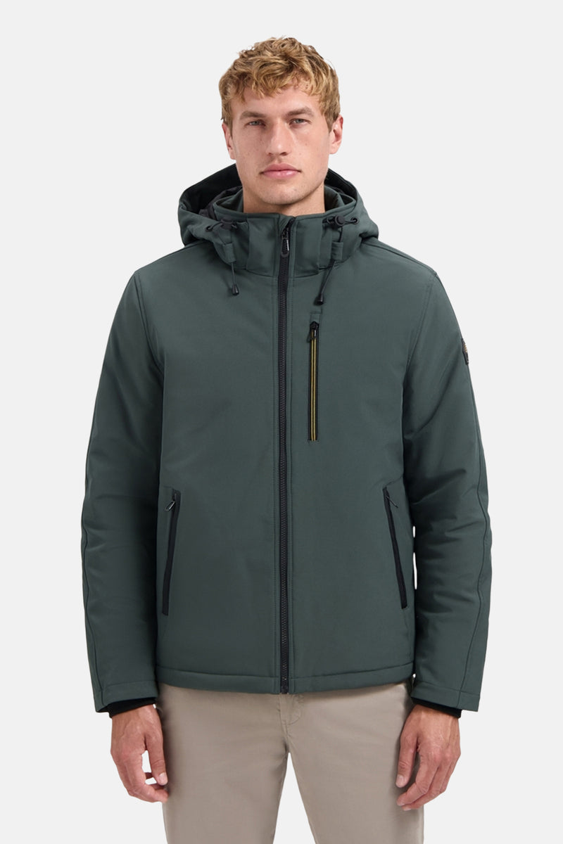 Groene regenjas van NO EXCESS, met capuchon en ritssluiting aan de voorkant, gedragen over een beige broek.