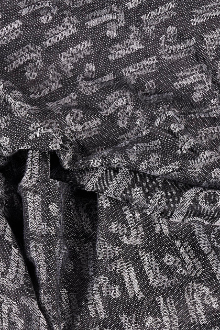 Foulard noir de LIU JO avec motif de lettres abstraites en ton sur ton, texture plissée.