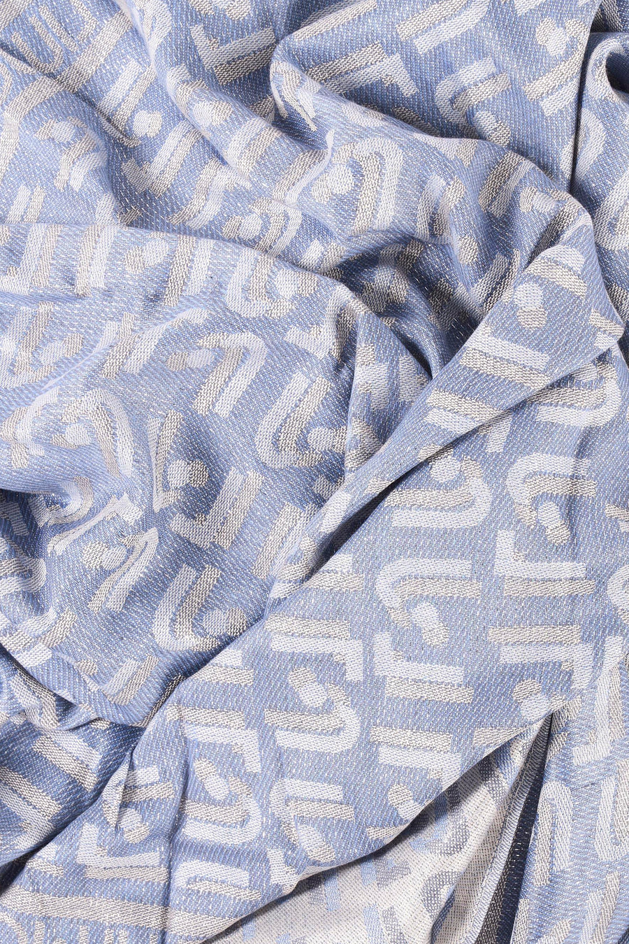 Blauwe sjaal van Liu Jo, met geometrisch patroon en gekreukelde textuur.