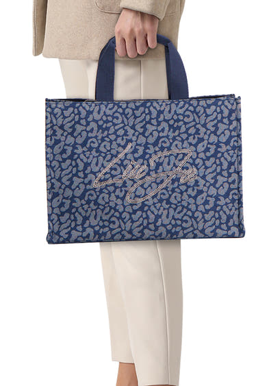 Blauwe handtas van LIU JO, met blauw en grijs dierenprint en strass-versierd logo.
