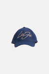 Casquette bleue de LIU JO ornée d'une inscription scintillante, sur fond blanc.