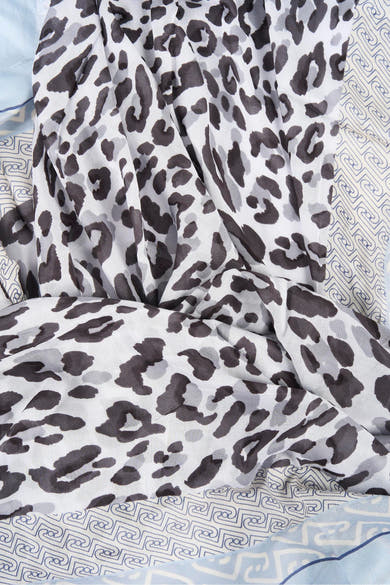 Foulard gris de LIU JO à motif léopard monochrome, drapé sur un tissu bleu clair à motifs.
