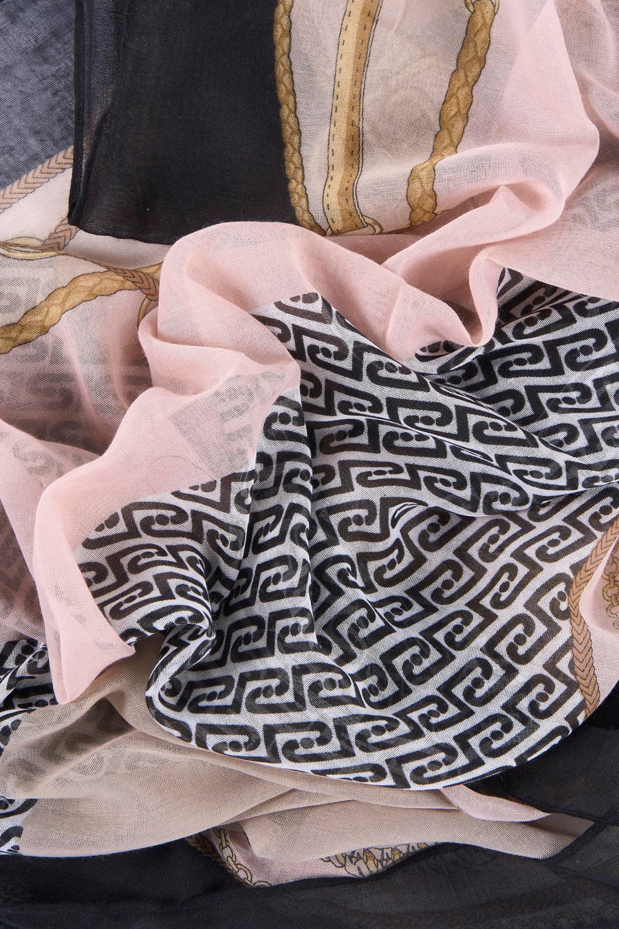 Foulard multicolore de LIU JO avec motifs géométriques noirs, chaîne dorée et détails roses.