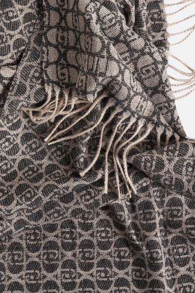 Foulard noir de LIU JO, avec un motif géométrique et des franges décoratives sur les bords.
