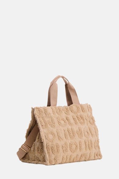 Sac à bandoulière beige de LIU JO, en fausse fourrure texturée, avec bandoulière ajustable.
