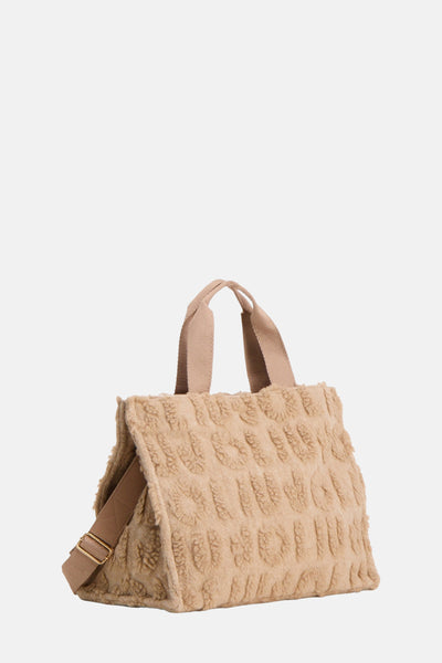 Sac à bandoulière beige de LIU JO, en fausse fourrure texturée, avec bandoulière ajustable.